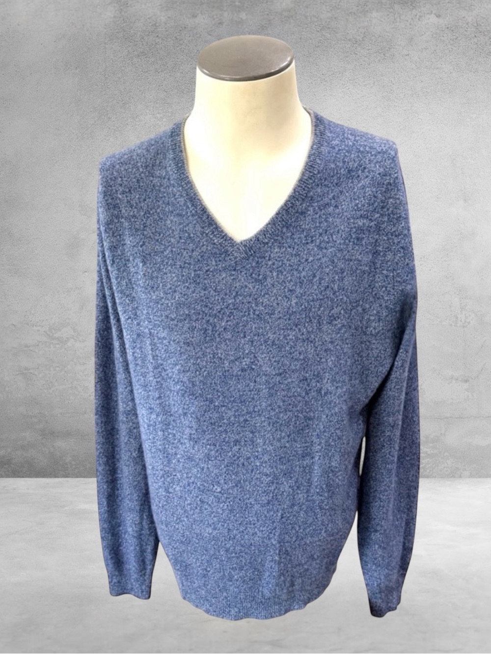 New! SCOTT BARBER 100% Cashmere Blue V-Neck Sweater Size Medium